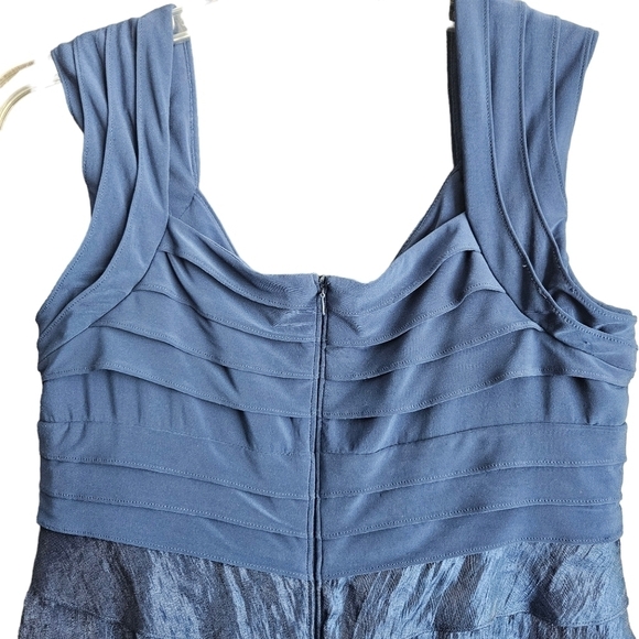 Adrianna Papell Blue Sleeveless Tiered, Pleated Metallic Cocktail dress, size 14 - Picture 4 of 10